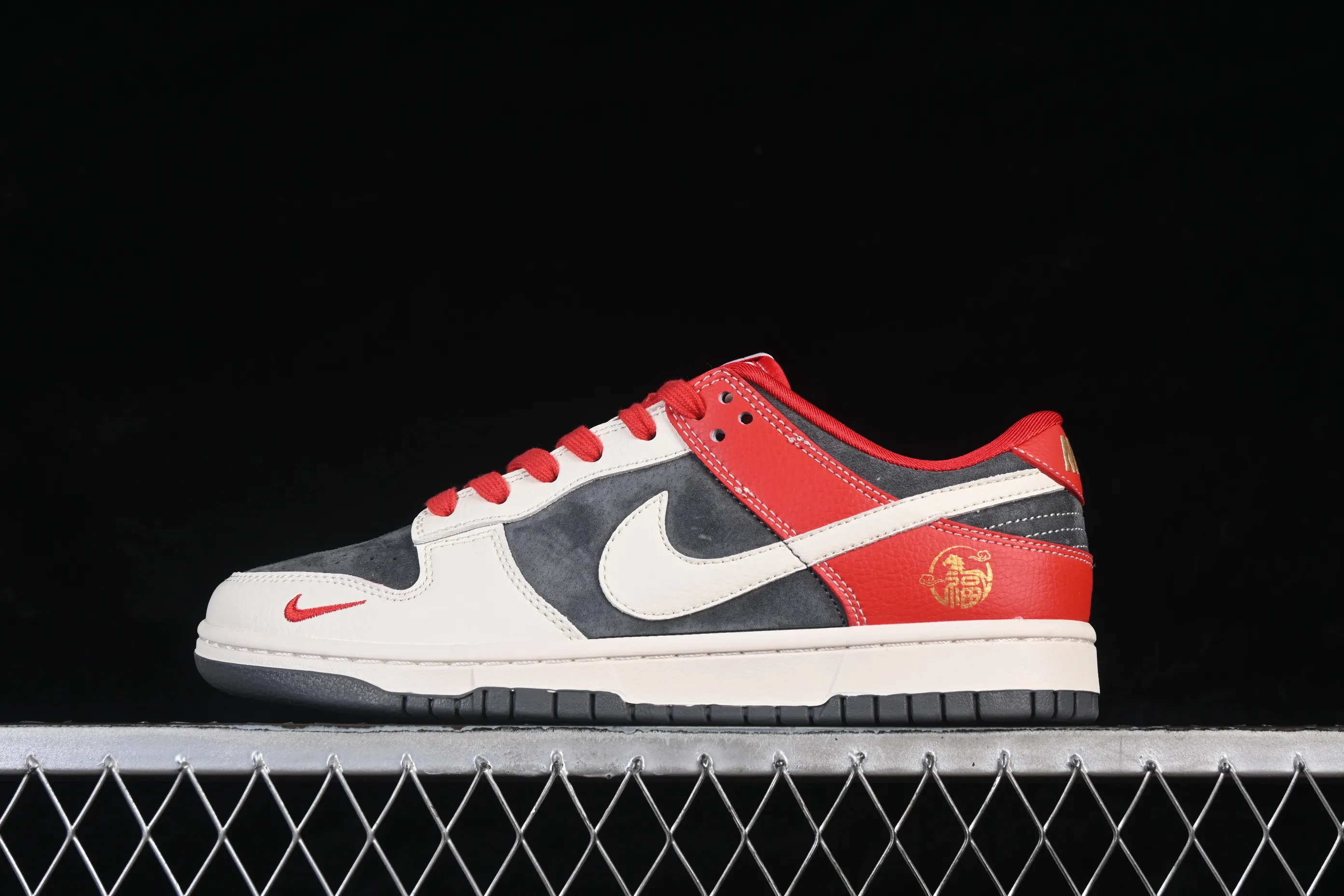 All categories Nk SB Dunk Series Nk SB Dunk Low High-end customized low-top sneakers Nike SB Dunk Low Year of the Horse joint limited edition red and black suede High-end customized low-top casual sneakers HG0026-005